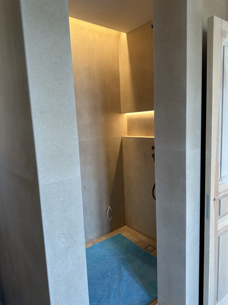 Installation en pierre artisanale