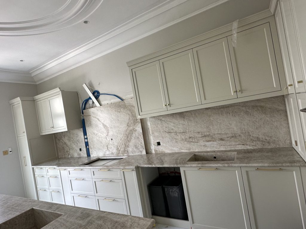 Façade moderne avec finition en pierre