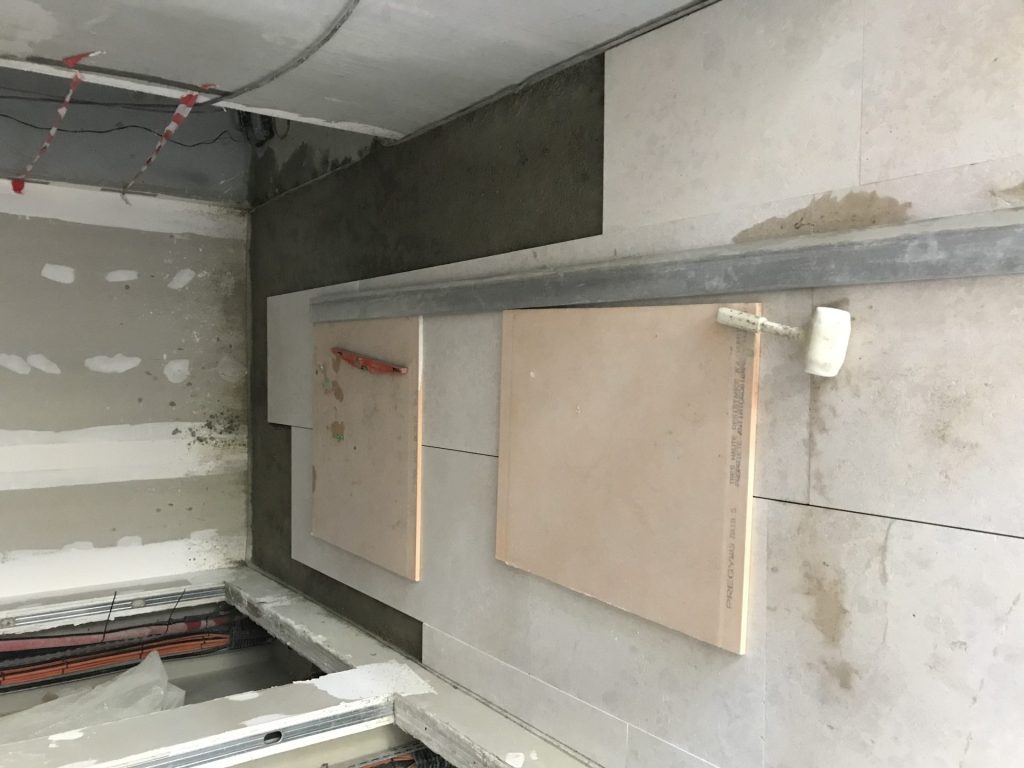 Façade moderne avec finition en pierre